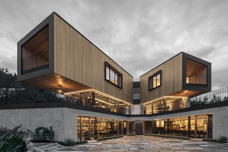 Zeitgenössische Architektur mit Holz und klarer Linienführung