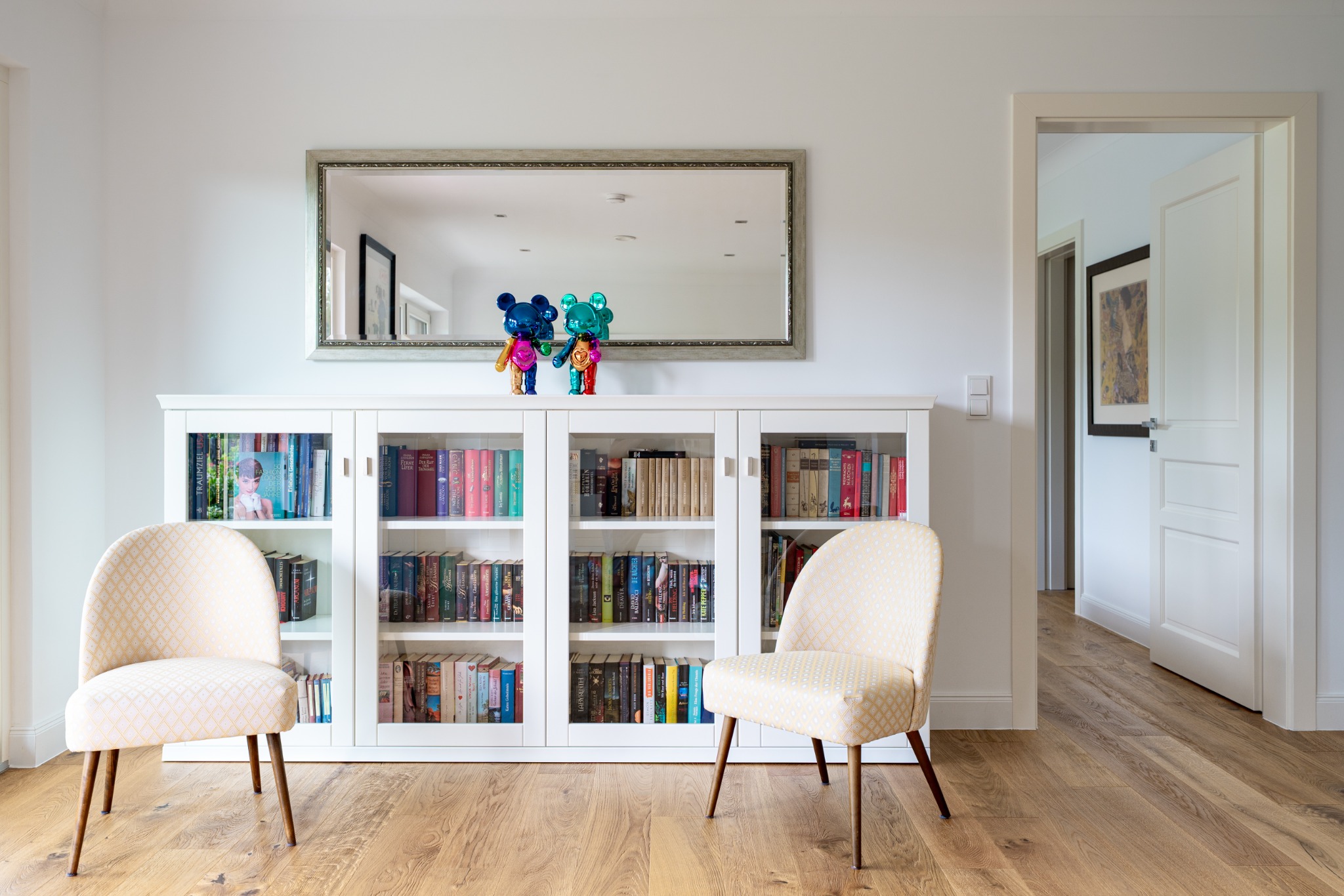 Ruhiger hochwertiger Bibliotheksraum mit präziser Gestaltung